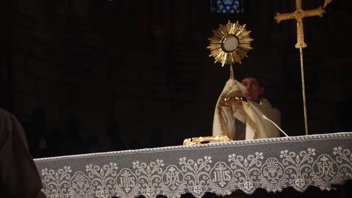 La bendición con el Santísimo en la vigilia anterior al inicio de la JEMJ.