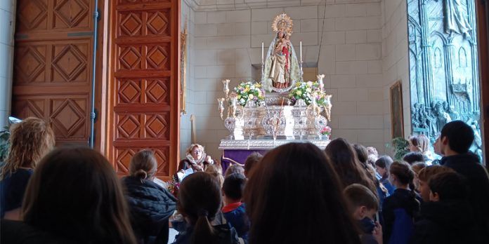 Almudena_ofrenda_jueves_atrio